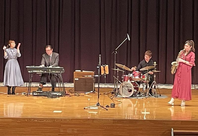 城郭・歴史ファンを楽しませた「歴史トーク＆海と城のコンサート」＝富津市（小室裕一さん提供）