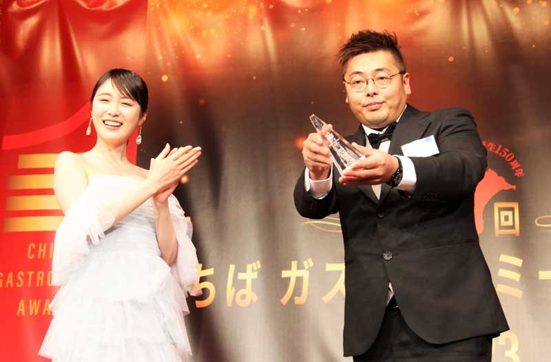 大賞のトロフィーを掲げる杉岡さん(右)と、南房総市出身のタレントでプレゼンターを務めた高山一実さん=千葉市美浜区