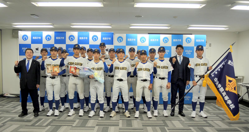 相馬監督(右から2人目)や星野市長(左端)と並び、甲子園での健闘を誓う中央学院高野球部員ら=22日、我孫子市役所