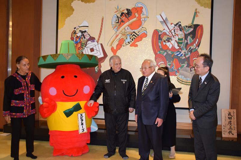 石田町長（左から３人目）と談笑するトルーコ・マルケス大臣（同２人目）＝成田市