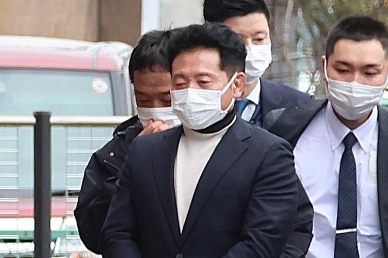 東金署へ入る丸山容疑者＝２９日午後２時４０分ごろ、東金市