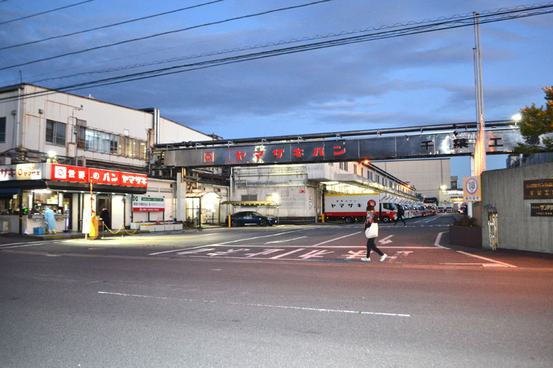 アルバイト女性の死亡事故が発生した山崎製パン千葉工場=26日、千葉市美浜区