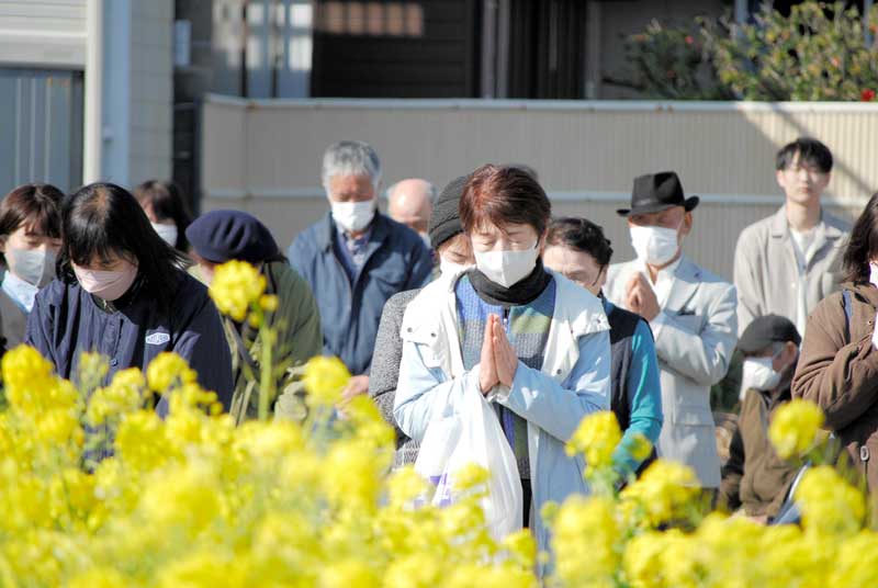 旭市内で開かれた追悼行事で、地震発生時刻に合わせて黙とうする参加者=11日午後2時46分、同市萩園