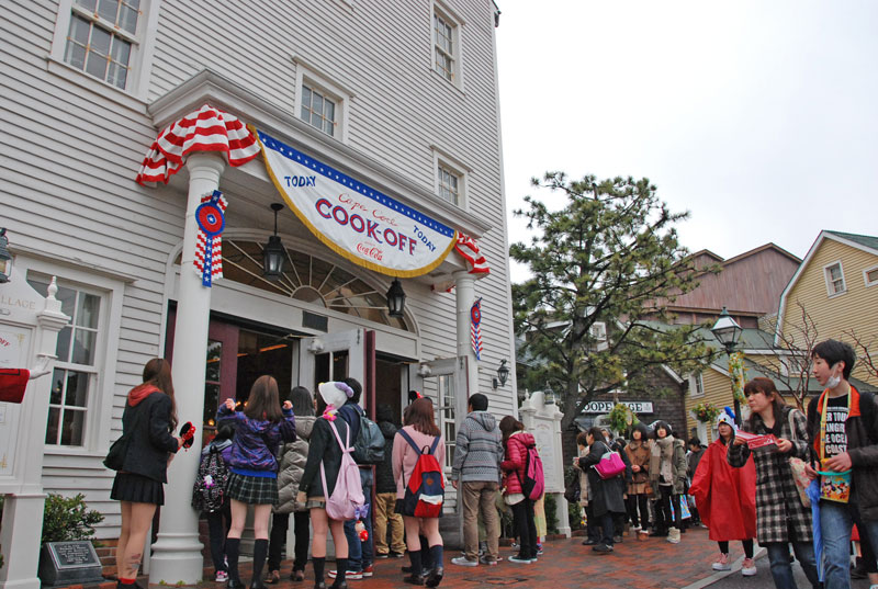 ダッフィーが登場するショー会場前には、長い順番待ちの列ができていた＝３月、浦安市の東京ディズニーシー