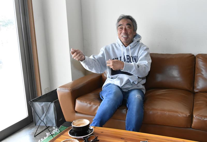 ハワイの大波を制し、帰国後に笑顔でインタビューに答える蛸さん＝一宮町