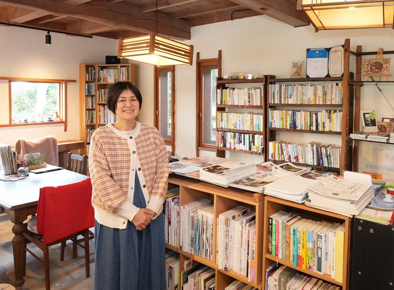 「星空の小さな図書館」を運営する三星さん＝いすみ市能実