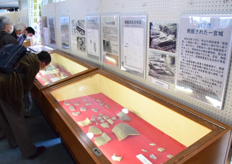一宮城の出土遺物を見る来場者=一宮町中央公民館