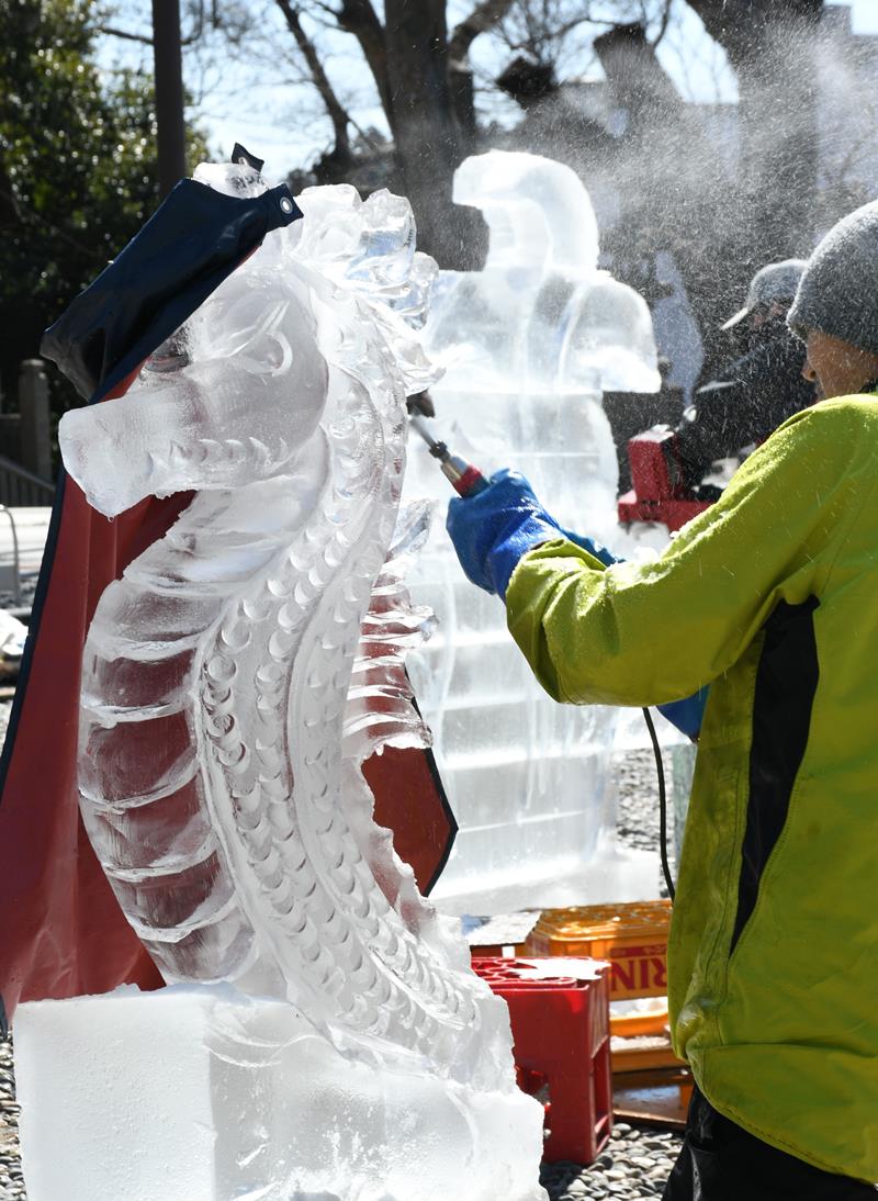 浮き彫りになっていく氷の「シードラゴン」