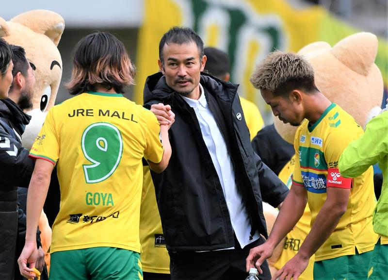 奮闘した選手たちをねぎらう小林監督＝２日、フクアリ