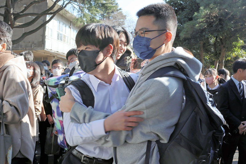 抱き合ってお互いの合格を喜ぶ受験生=4日午前9時ごろ、千葉市中央区の県立千葉高校