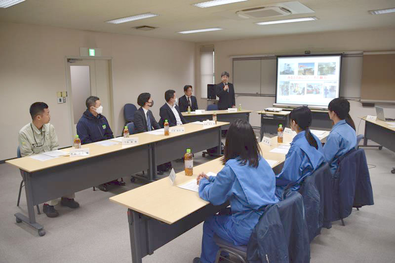物流会社の若手社員らが港湾運送事業の魅力などを語った懇談会＝千葉市中央区