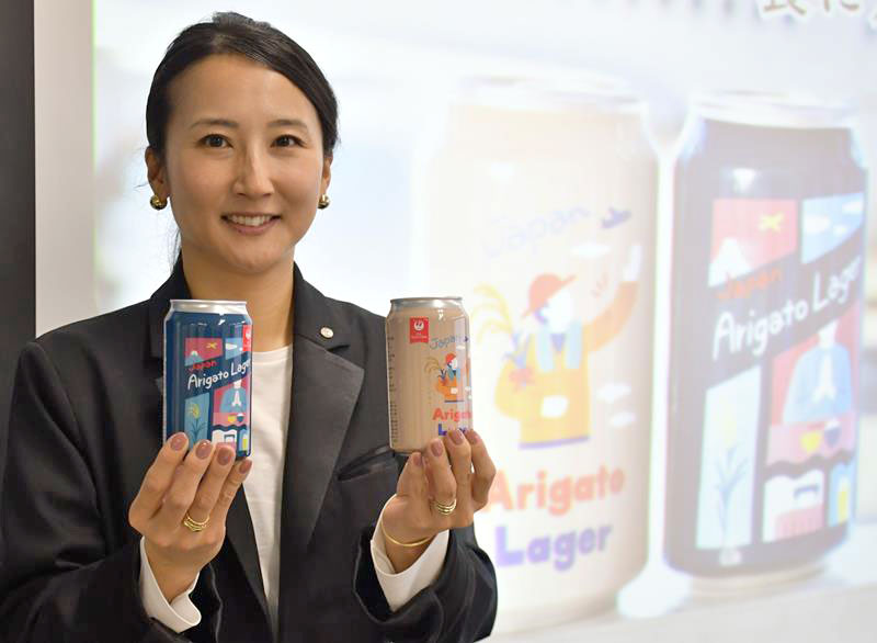 成田空港のＪＡＬ国際線ラウンジで余った米を原料に開発したクラフトビールを紹介するプロジェクトリーダーの岡田さん＝成田市