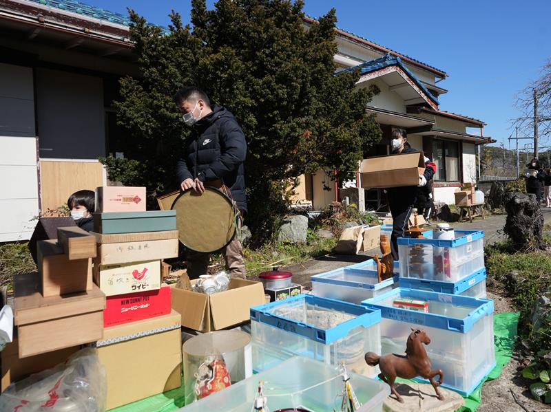 空き家から不用品を運び出す参加者＝勝浦市