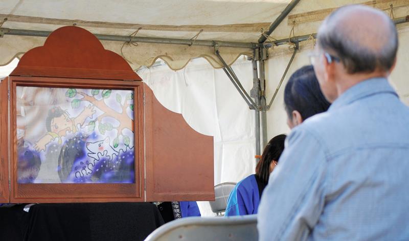 追悼行事では、防災をテーマにした紙芝居も上演された＝１１日午後４時ごろ