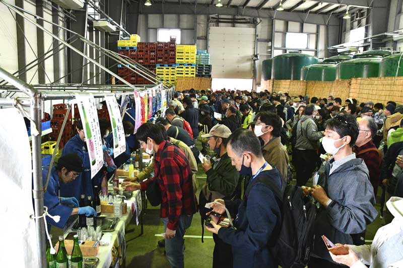 日本酒の試飲を楽しむ来場者=17 日、神崎町の鍋店神崎酒造蔵
