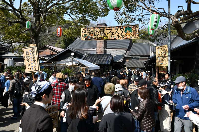 酒蔵見学や日本酒の購入者でにぎわう祭り会場=17日、神崎町の寺田本家