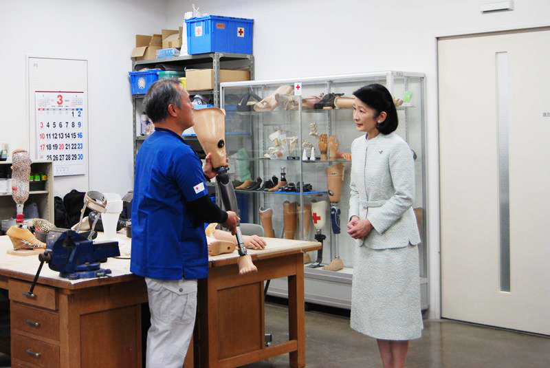 義肢製作所の職員から説明を受けられる秋篠宮妃紀子さま＝１８日午後、千葉市中央区の県赤十字会館