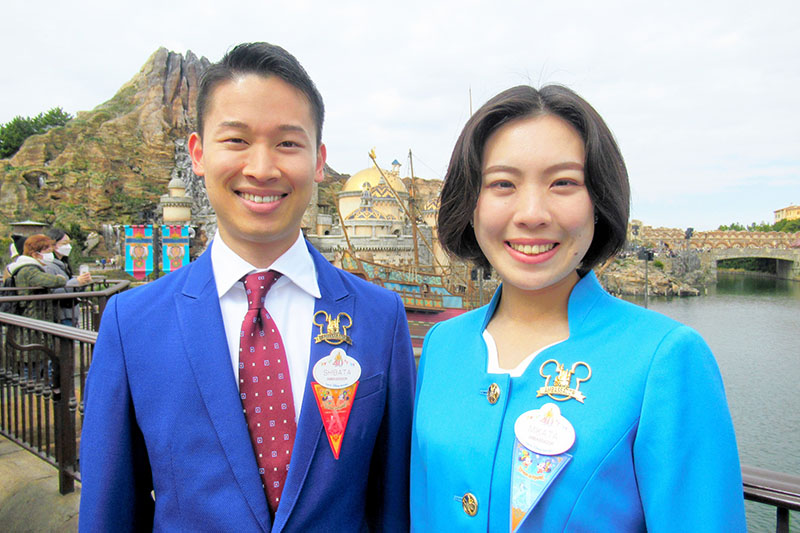 新アンバサダーの柴田さん(左)は埼玉県、味方さんは京都市出身。「夢と魔法をお届けしたい」と2人は意欲を語った。女性のコスチュームは新しいデザインになった=浦安市の東京ディズニーシー