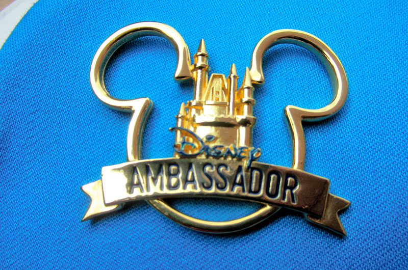 輝くアンバサダーピン。ミッキー・シェイプの内側にシンデレラ城がそびえるデザインは、一度見たら忘れがたい