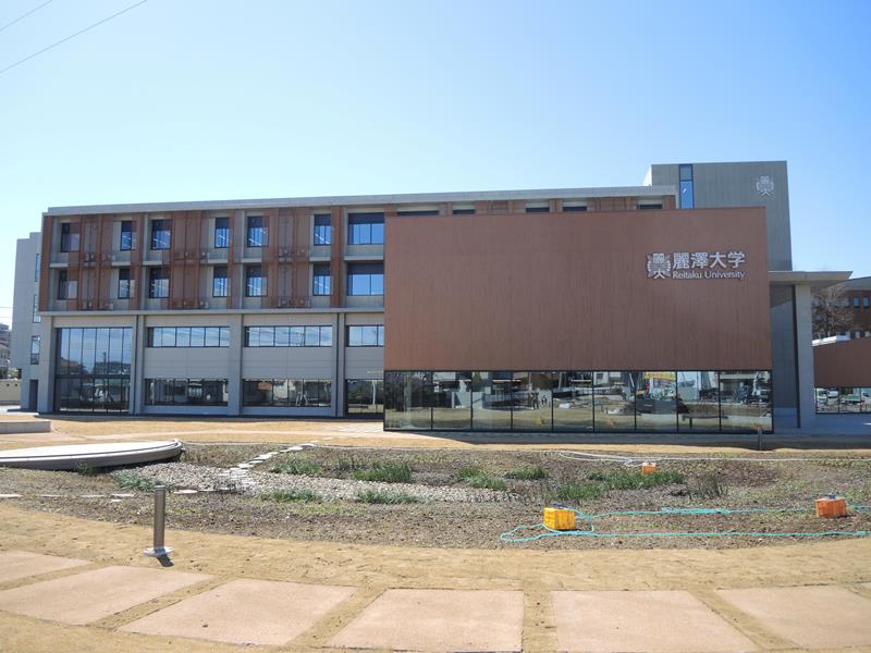 工学部などの新設に伴い新築された麗澤大の新校舎「さつき」=柏市