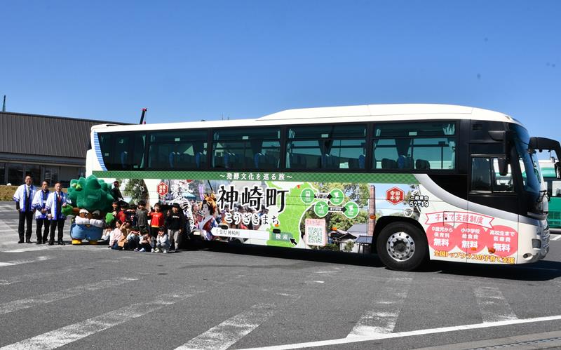 神崎町の観光名所でデザインされた千葉交通の高速バス＝２２日、神崎町