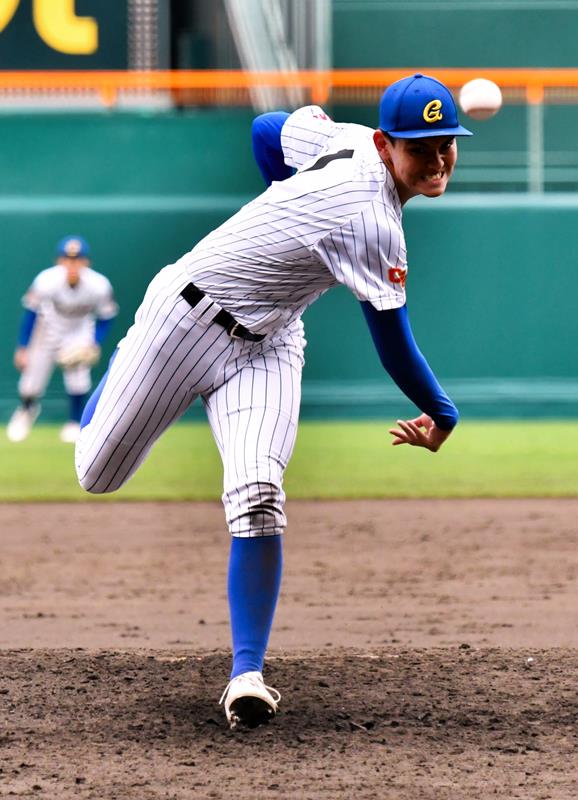準々決勝の青森山田戦に先発した中央学院の蔵並=28日、兵庫県西宮市の甲子園球場