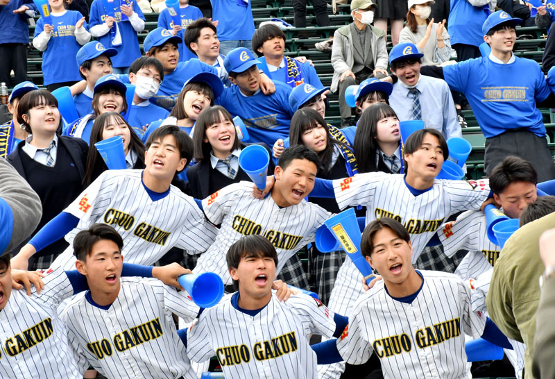 ２回表、蔵並選手の適時打で同点とし、盛り上がる中央学院の応援団＝２８日、兵庫県西宮市の甲子園球場