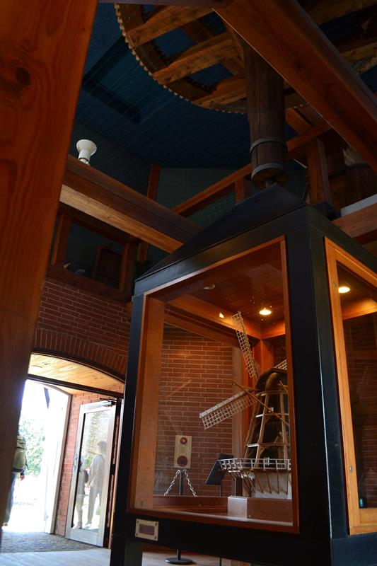 回転する歯車の様子が確認できる風車内部の展示室