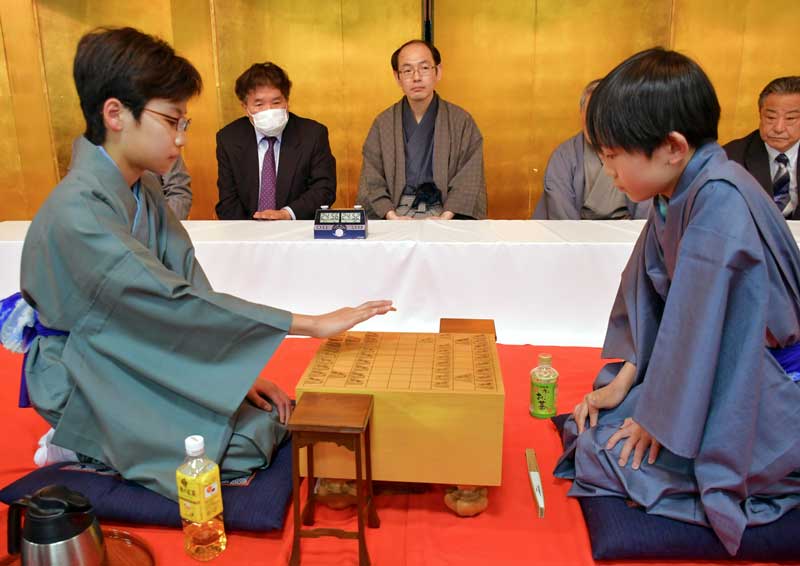 着物姿で、将棋の「成田子ども名人戦」の決勝戦に臨んだ小学生。中央奥は立会人の木村九段=31日、成田市