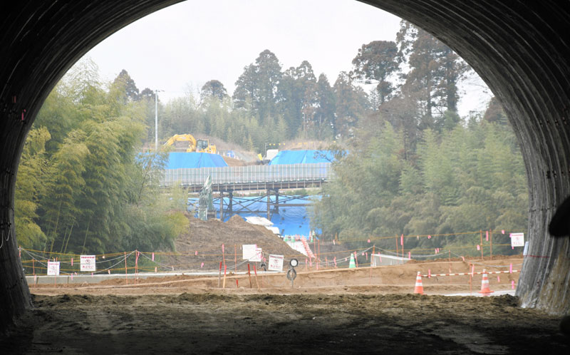 圏央道の芝山トンネルが貫通し、お目見えした出口=25日、芝山町
