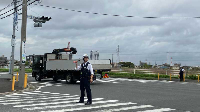 信号機が消灯した交差点で交通整理する警察官＝１７日午前１０時１５分ごろ、市原市村上の国道２９７号