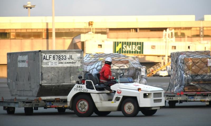成田空港の駐機場で行われるランプハンドリング業務＝成田市