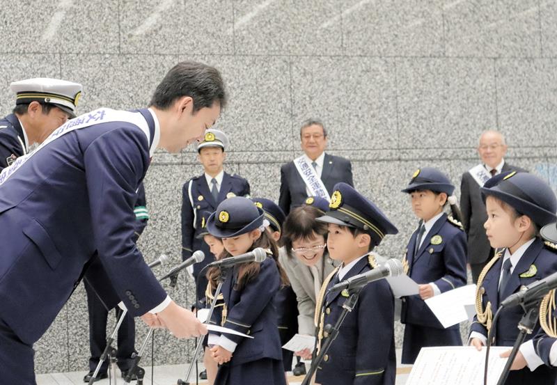 熊谷知事に交通安全宣言を手渡す園児ら＝５日、千葉県庁