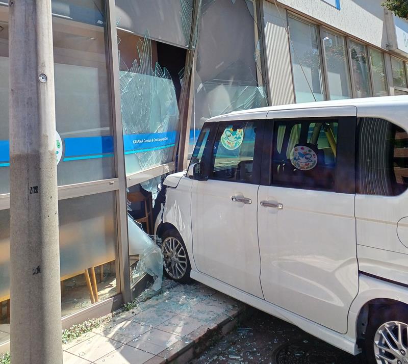 歯科医院に突っ込んだ車＝１０日午前１０時ごろ、千葉市若葉区都賀３（読者提供）
