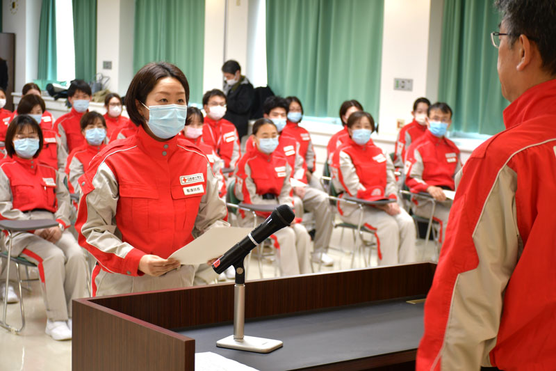 大規模災害の発生に備え、救護員に任命された成田赤十字病院の職員=9日、成田市