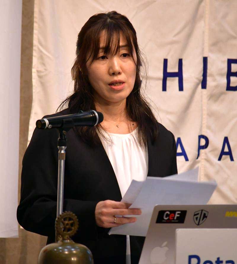 行方不明になった小倉美咲さんを探す中で誹謗中傷を受けた経験を語る母のとも子さん＝１５日、千葉市中央区