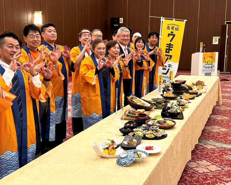 南房総産アジを使ったご当地グルメをＰＲする市内事業者ら＝南房総市