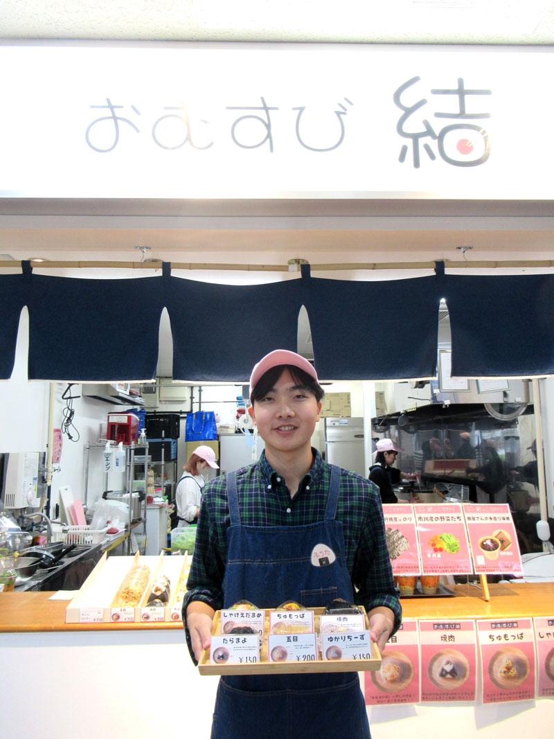 「おむすび 結」をオープンした土屋さん。おにぎりのほか豚汁とサラダもある=市川市の千葉商科大