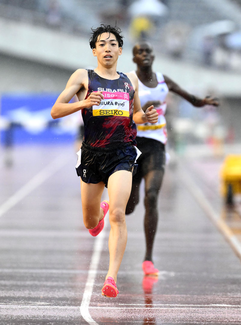男子３０００メートル障害で８分２２秒０７をマークし優勝した三浦龍司（共同）