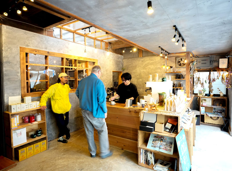 手焼き煎餅店をセルフリノベーションしたスパイスコーヒーハウスの店内＝勝浦市勝浦