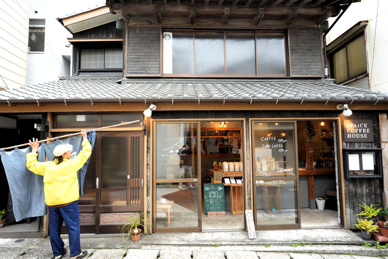 軒先には煎餅店「治郎兵ヱ」だったころののれんが掛かる