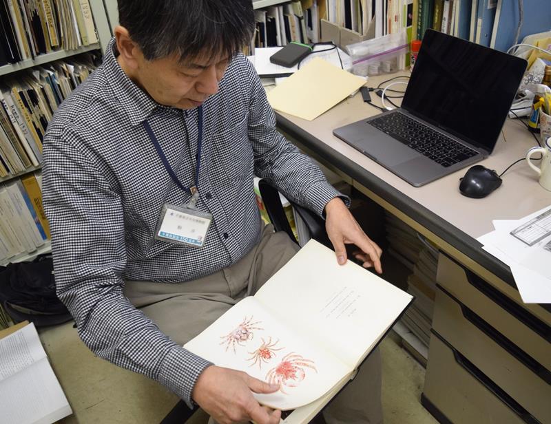 子どもの頃に親に買ってもらった図鑑。当時５万円ほどで今でも大切にしているという
