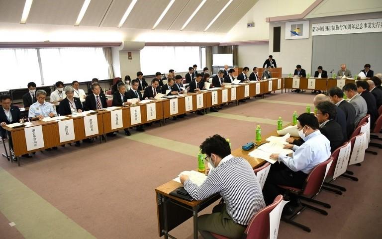 成田市制施行７０周年の記念イベントについて話し合う記念事業実行委員会＝昨年５月、同市役所