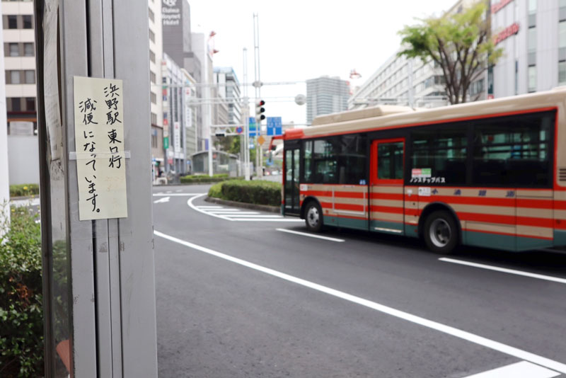 減便を知らせる張り紙と小湊鉄道バス＝４月、ＪＲ千葉駅
