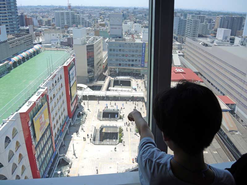 閉店後初めて一般公開された旧そごう柏店本館の14階・旧回転展望レストランで、柏駅東口ダブルデッキなどの景観を楽しむ入館者=18日、柏市