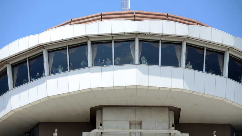 閉店後初めて一般公開された旧そごう柏店本館の14階・旧回転展望レストランでは、事前予約の入館者らが手賀沼や東京スカイツリーなどの眺望に見入った=18日、柏市