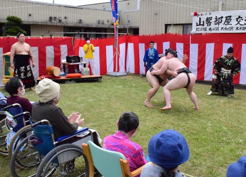 入居者の前で取り組みを披露する力士=茂原市