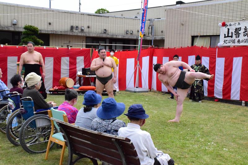 四股を披露する力士=茂原市