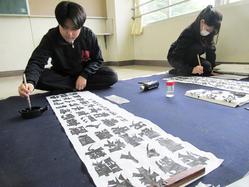 真剣な表情で練習に取り組む書道部員=市川市