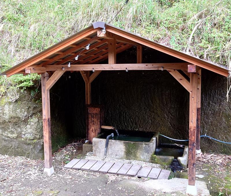 自噴する敷地内の井戸